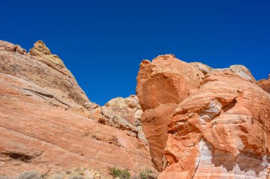 Nevada Çölünde Parlak Turuncu Kum Taşı ve Derin Mavi Gök