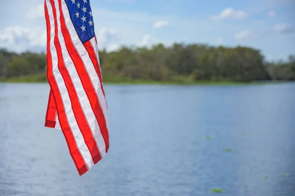 Bandera Americana Cuelga Sobre Agua Con Espacio Para Copiar — Foto de Stock