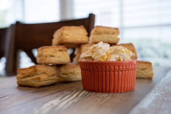 Crema Coagulada Plato Naranja Con Galletas Detrás Ella —  Fotos de Stock