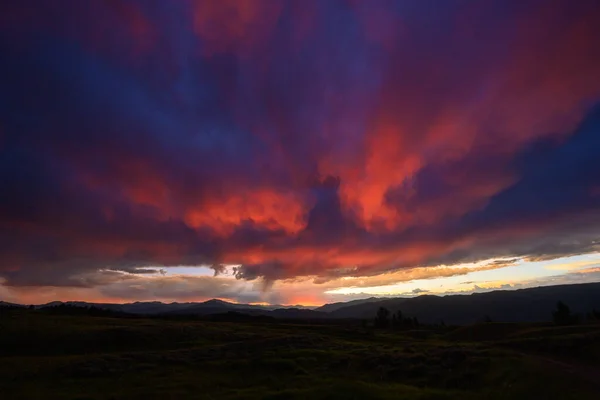 Dramatische Rosa Wolken Späten Sonnenuntergang Über Yellowstone — Stockfoto