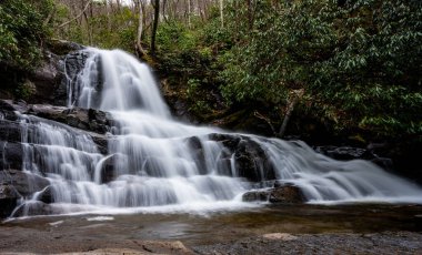 Laurel Falls in the Smokies 'in uzun pozu