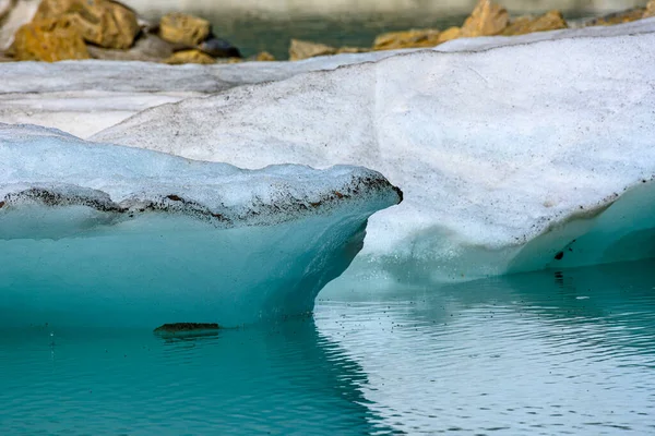 Small Dirt Particles Edge Iceberg Mountain Lake — стокове фото