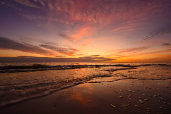 Coucher Soleil Reflète Que Les Vagues Reçoivent Long Côte Golfe — Photo