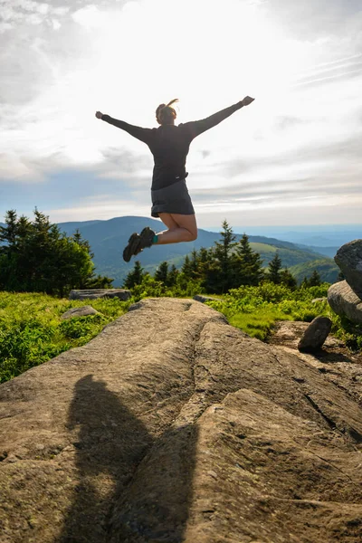 Mujer Salta Roca Mientras Mira Sobre Las Montañas Blue Ridge — Foto de Stock