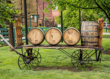 5 Mayıs 2016: Frankfurt, ABD: Buffalo Trace Damıtımevinde fıçı vagonu, Kentucky Bourbon Patikası boyunca popüler bir durak.