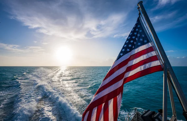 Sakin bir sabahta Meksika Körfezi 'nde Amerikan Bayrağı ve Gündoğumu