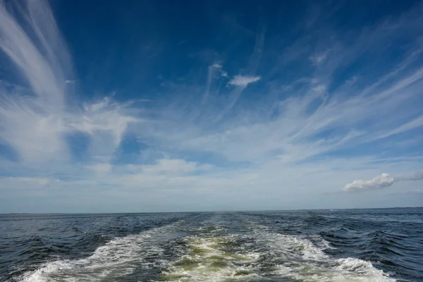 Boat Wake Rozciąga Się Horizon Zatoce Meksykańskiej — Zdjęcie stockowe
