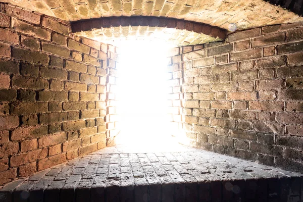 Helder Licht Barst Door Baksteen Fort Window — Stockfoto