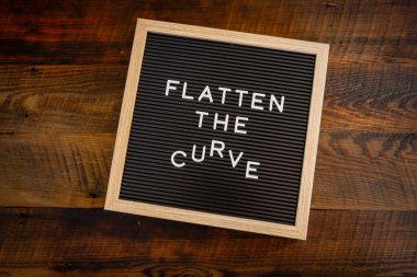 Eğriyi Düzleştir Ahşap arkaplan üzerine ortalanmış