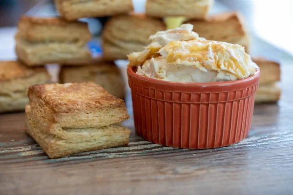 Galleta Escamosa Con Gran Plato Crema Coagulada Mesa Madera —  Fotos de Stock