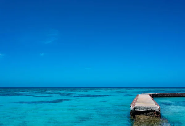 Ende Des Weges Und Blaues Wasser Der Karibik — Stockfoto