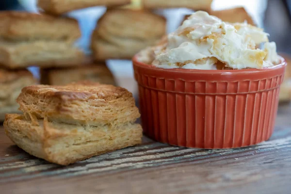 Ángulo Bajo Crema Coagulada Galletas Mesa Madera —  Fotos de Stock