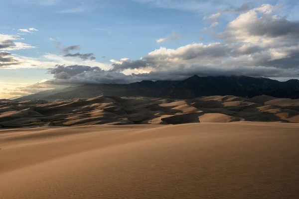 Bergtoppen Verbergen Zich Wolken Boven Zandduinen Colorado — Stockfoto