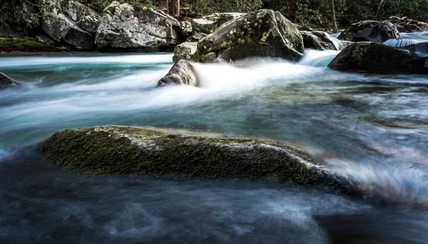 Yosunlu Rocky Tepeleri Smokies Deki Nehrin Üzerinde Altında — Stok fotoğraf