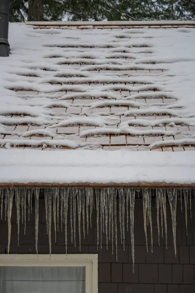 Snowy Roof Και Παγοκολώνες Μετά Χιόνι Έχει Αρχίσει Λιώνει Και — Φωτογραφία Αρχείου
