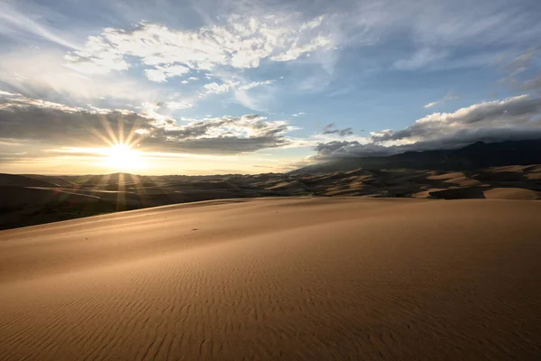 Sunburst Cloudy Mountains Sand Dunes — Stock fotografie