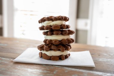 Tiny Waffle 'dan yapılmış üç tane dondurmalı sandviç.