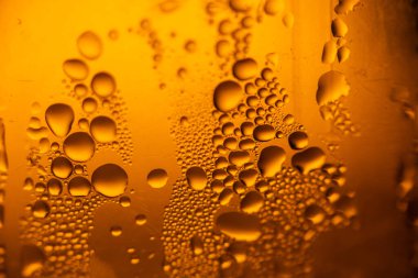 Turuncu Şişe Yüzeyinde Su Damlacıkları