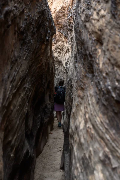 Woman Walks Narrow Slot Canyon Distrito Bacias Hidrográficas Capitrol Reef — Fotografia de Stock