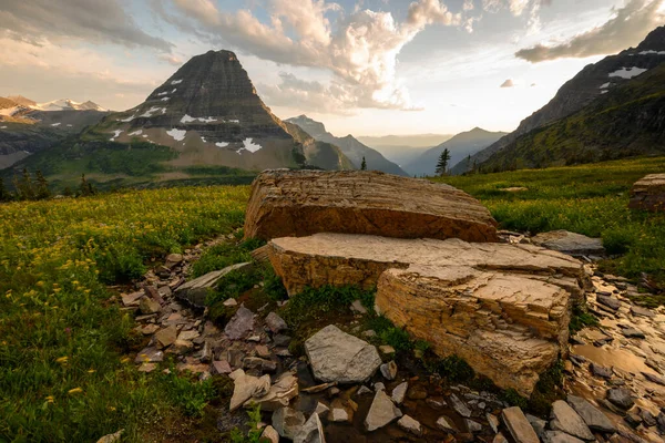 Montana 'daki Logan Geçidi' ndeki Kayaların Çevresindeki Akımlar Kırılıyor