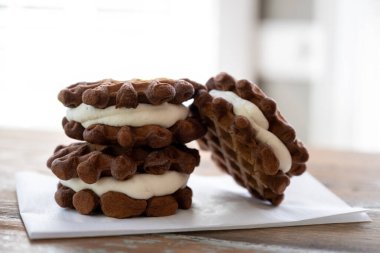 Yumuşak ışıklı Waffle Dondurmalı Sandviçler