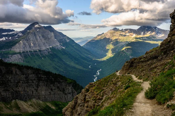 Frau Hält Inne Angesichts Der Montana Berge Von Kurve Trail — Stockfoto