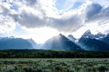 Parlak Güneş Işığı Grand Teton Dağları 'nın üzerinde parlıyor