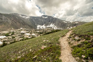 Uzak Yürüyüşçü, Rocky Dağı Ulusal Parkı 'nda Kristal Göl' e doğru Dar Yol boyunca yürüyor