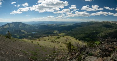 Yellowstone Ulusal Parkı 'ndaki Zula Gölü' yle Elektrik Zirvesi 'nin kenarına bakıyorum.
