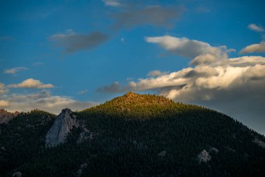 Dağ, Rocky Dağı Ulusal Parkı 'nda Sabah Sıcağını Yakalıyor
