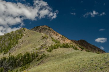 Yellowstone Ulusal Parkı 'ndaki Elektrik Zirvesi' nin üzerinden Gölgeler Geçiyor