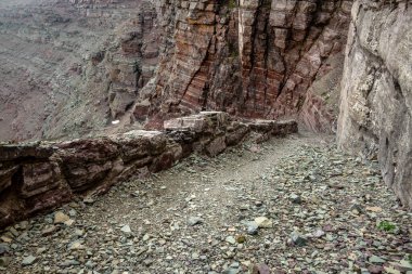 Buzul Ulusal Parkı 'ndaki Ptarmigan Tüneli yolunun kenarındaki taş duvar.