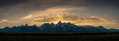 Güneş Işıkları Yazın Büyük Teton Dağları 'nın Panoramasının Arkasında Günbatımından Parlıyor