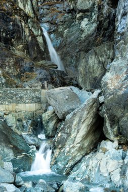 İsviçre dağlarındaki Kaya Duvarı Köprüsü Altındaki Şelale Damlaları