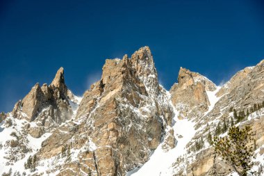 Rüzgar Zümrüt Gölü 'nün yukarısındaki Zümrüt Gölü' nde eser Rocky Dağı Ulusal Parkı 'nda