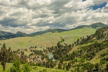 Yellowstone Nehri Yellowstone Ulusal Parkı 'ndaki Buffalo Platosu' nun altındaki vadiden geçiyor.