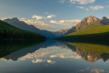 Su Ormanı Dağlarının Katmanları ve Dokuları ve Buzul Ulusal Parkı 'ndaki Bowman Gölü' nün Gökyüzü