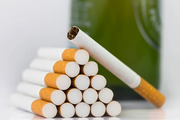 Pek Çok Sigaraya Yakından Bakınca Sigaranın Ucu Kahverengi Ucu Beyaz — Stok fotoğraf