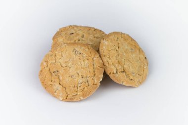 Kurabiyeler birden fazla parçaya ayrılır, biraraya getirilir, ve kurabiyeler kahverengidir, ve görüntünün nesnenin yanında boş bir alanı vardır ve beyaz bir arka planı vardır..