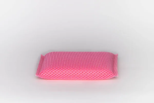Bulaşık yıkamak için yeni bir sünger. Sünger ve beyaz arkaplanı örten pembe sünger.