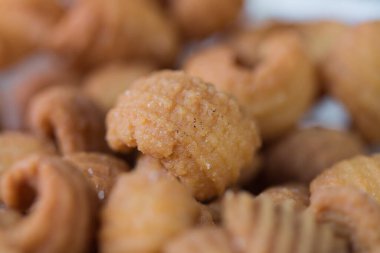 Çıtır çıtır atıştırmalık, yerel yemek, yağlı un ile yapılan Tayland yemeği.