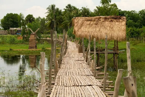 Wooden Hut Middle Water Wooden Pathway Connecting Resting Spot Thatched — Stock Photo, Image