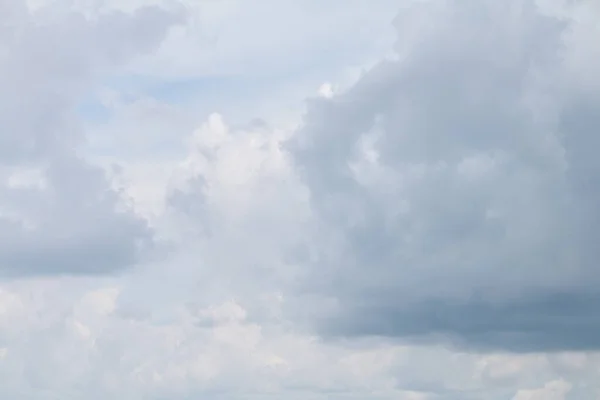 Gökyüzünün doğası bulutlarla yağmurlu bir günde gök gürültüsünden
