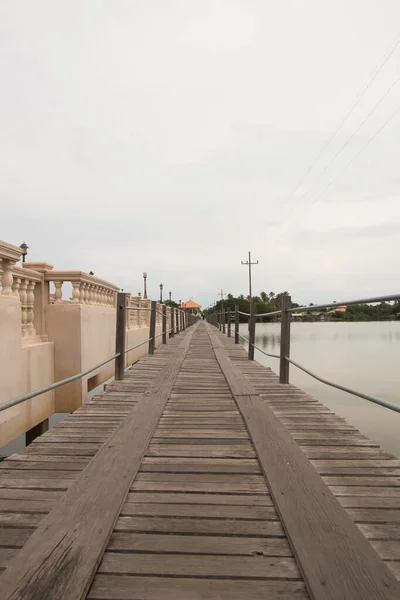 Tak Bai Nehri boyunca uzanan eski ahşap bir köprü anakaradan Ko Yao, Tak Bai Bölgesi, Narathiwat Eyaleti, Tayland
