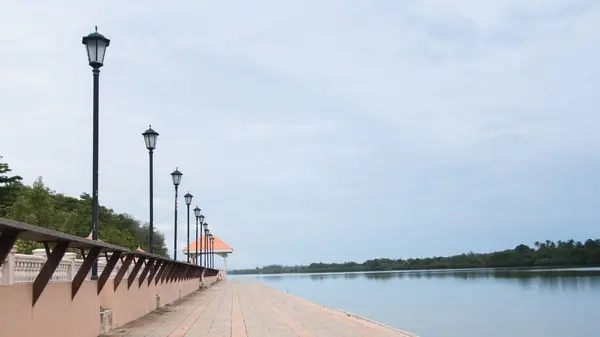 Birçok eski tarz lamba, güzel bir gökyüzü gününde binanın dış cephesini dekore eder. Görüntü sadece kısmen net..