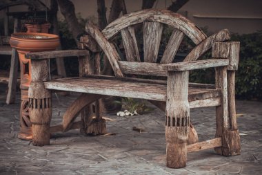 Evin yanındaki bahçede rahatlamak için yerleştirilmiş eski tip ahşap sandalyeler..