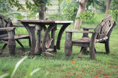 Evin yanındaki bahçede rahatlamak için yerleştirilmiş eski tip ahşap sandalyeler..