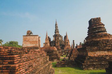 Sukhothai Tarihi Parkı 'ndaki antik tarih Akşamları Sukhothai, Tayland' da, turuncu gökyüzünde