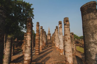 Sukhothai Tarihi Parkı 'ndaki antik tarih Akşamları Sukhothai, Tayland' da, turuncu gökyüzünde