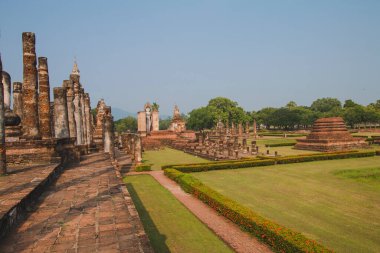 Sukhothai Tarihi Parkı 'ndaki antik tarih Akşamları Sukhothai, Tayland' da, turuncu gökyüzünde